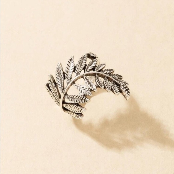 💥SALE💥 Stunning Silver Twisted Leaf Ring - Picture 3 of 6